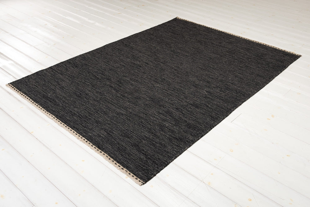 Olivia hiilenvärinen