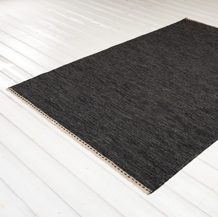 Olivia hiilenvärinen