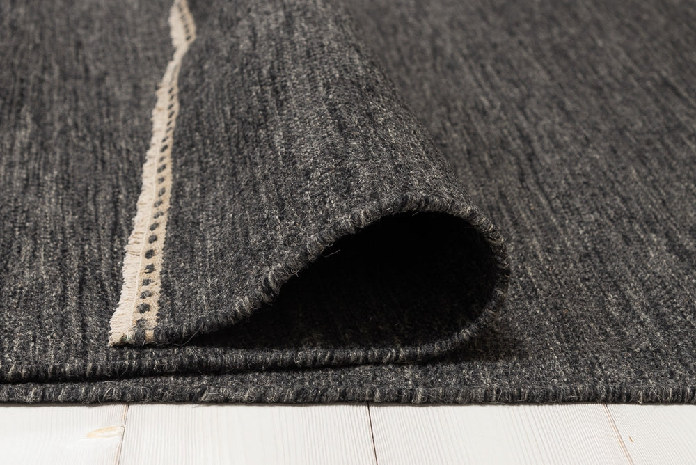 Olivia hiilenvärinen